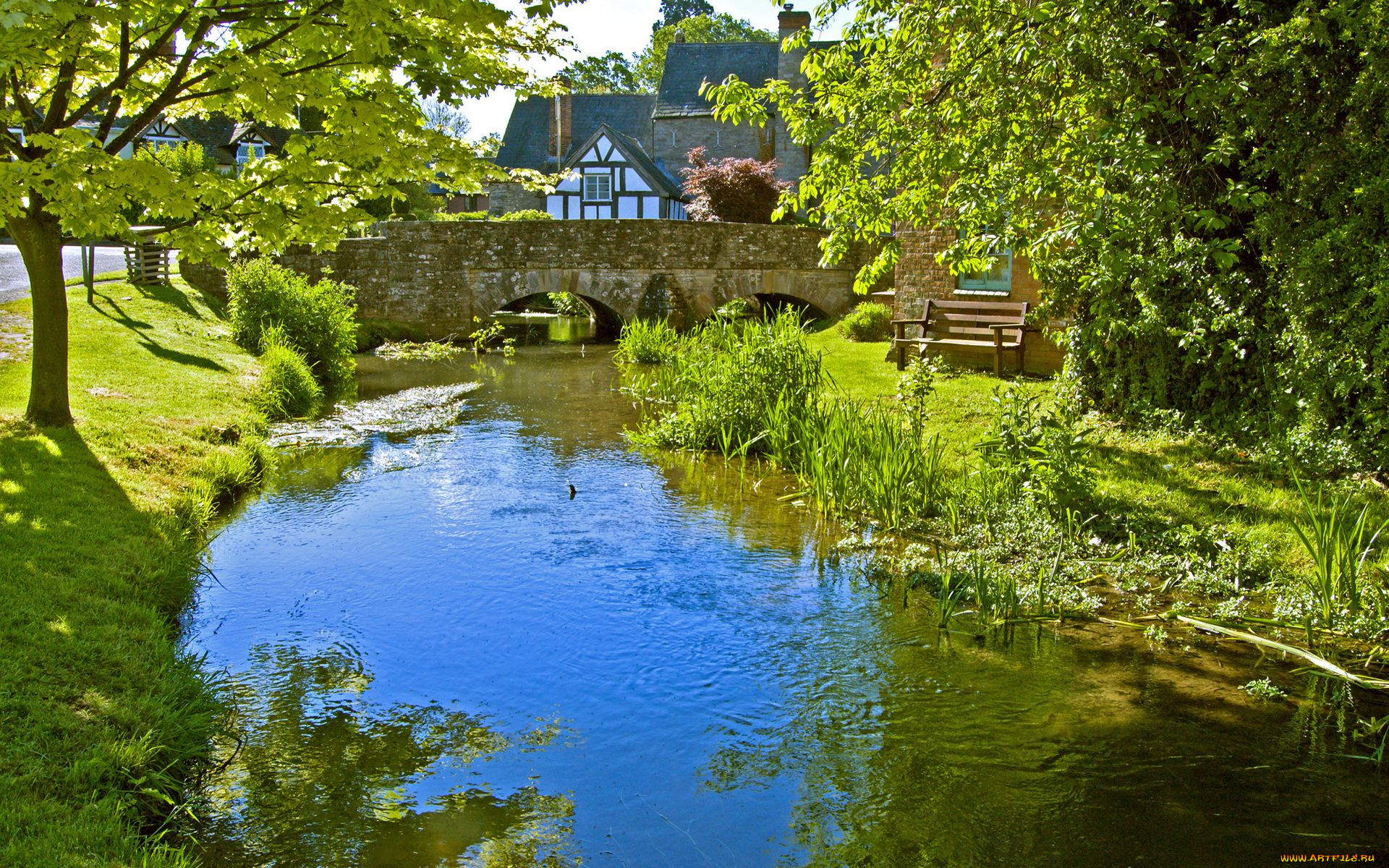 Сады на реке какой реке. Весенняя деревня Англия. Пейзажи Англии. Дом у реки. Деревенский домик у реки.